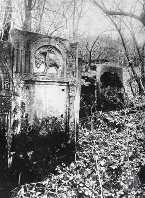 Львов. Памятник сер. 19 в. с разрушенного во время оккупации кладбища. Фото CJA